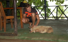 Seychellen-Moyenne-049-Florian mit Hund von Brendon Grimshaw